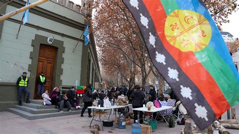 Foto de comunidades mapuches encadenadas a la Casa de Gobierno de Neuquén