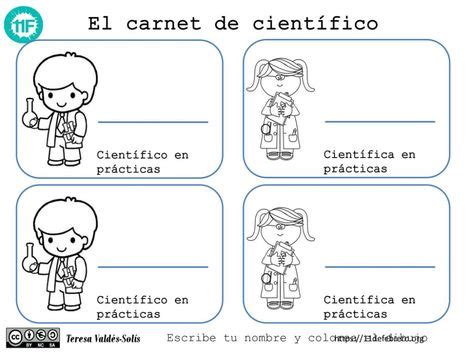 Niños en un laboratorio con credenciales de científico