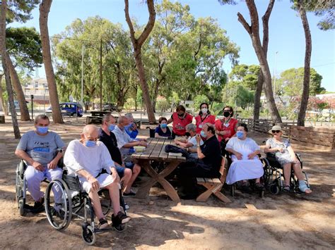 Fotografía de personas mayores participando activamente en actividades comunitarias y sociales.