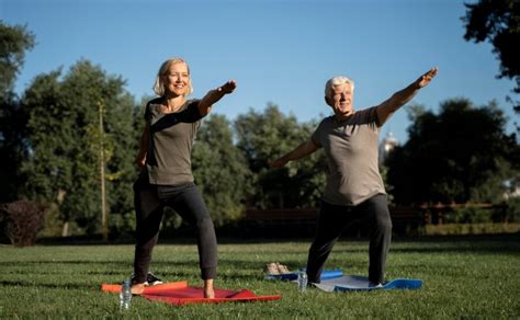 Foto de adultos mayores practicando ejercicios de bajo impacto o Tai Chi