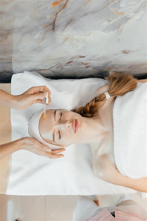 Fotografía de una mujer practicando gimnasia facial o recibiendo un tratamiento facial