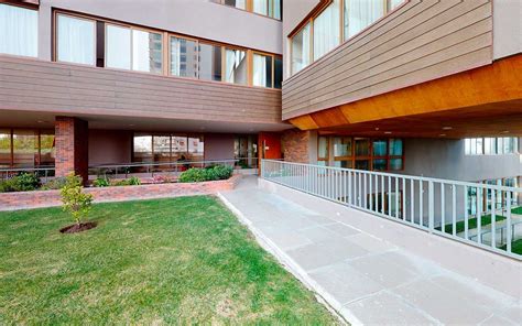 Fachada moderna de residencia para adultos mayores Acalis Montemar en Viña del Mar