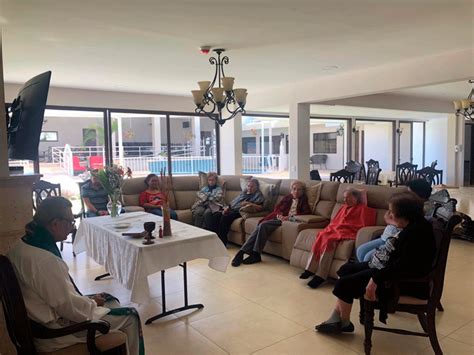 Ilustración de un comedor espacioso y luminoso en una residencia para adultos mayores
