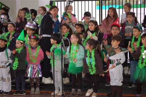 Foto temática de estudiantes o fachada del Colegio Akros en Santiago de Chile