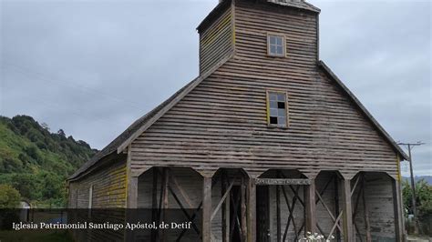 Fotografía de la Iglesia Santiago Apóstol de Detif con su característica arquitectura en madera