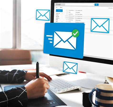 Persona leyendo un correo electrónico en un ordenador, con un tono profesional y respetuoso