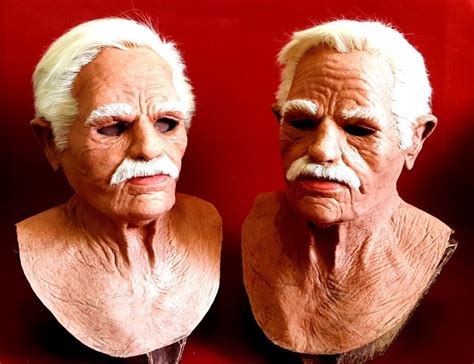 Comparación visual entre una máscara de anciano realista y una máscara de Halloween de monstruo