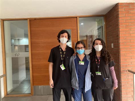 Interior moderno y acogedor de una residencia Acalis con adultos mayores participando en actividades