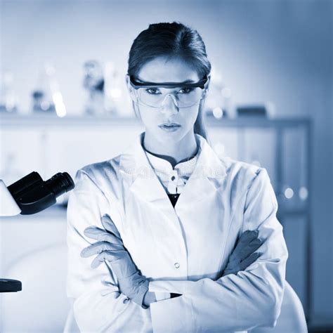 Retrato fotográfico de archivo de Neny Farías en su entorno de trabajo académico.