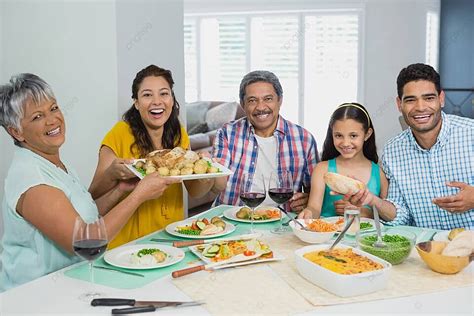 Familia intergeneracional compartiendo una comida y conversando