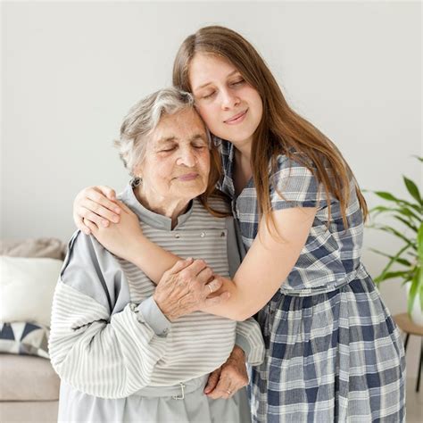 Nieta abrazando a su abuela, con un gesto de consuelo