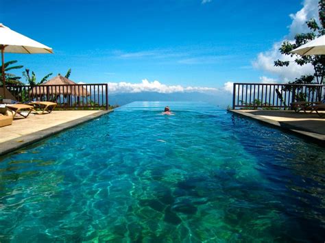 Piscina infinita con vista al Océano Pacífico en Secrets Bahía Mita