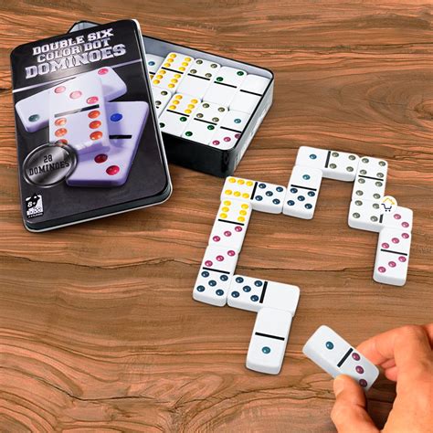Ejemplo de juego de mesa con piezas táctiles o en braille