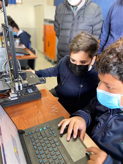 Foto: Alumnos y profesores del Colegio PuenteMaipo en una actividad escolar