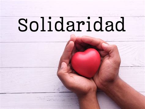 Ilustración de un acto de solidaridad o ayuda a un adulto mayor en un cajero