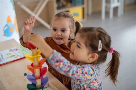 Gráfico de hitos del desarrollo infantil en niños con y sin Discapacidad Intelectual