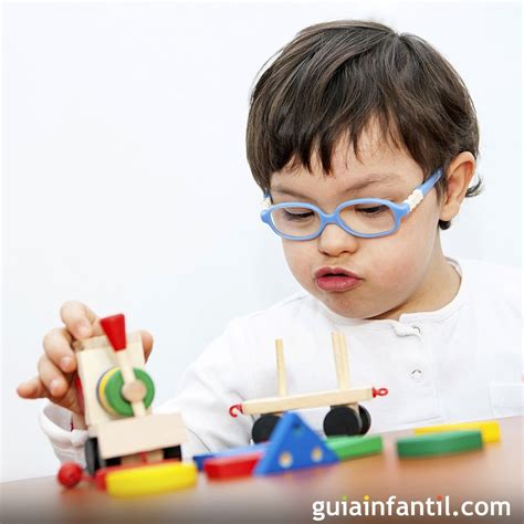 Foto de niños con discapacidad intelectual jugando con materiales didácticos interactivos.