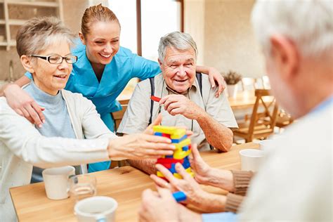 Equipo multidisciplinario asistiendo a adultos mayores en un centro de atención