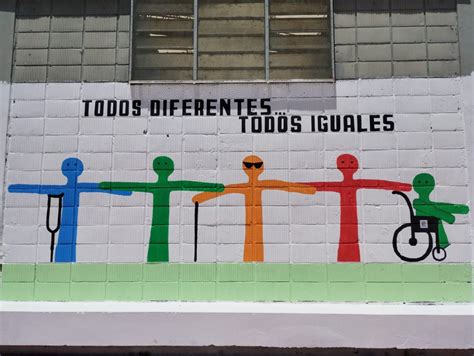 Mural con retratos de personas destacadas con discapacidad