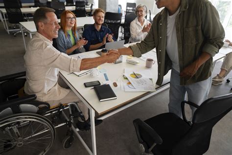 foto de personas trabajando en un entorno inclusivo