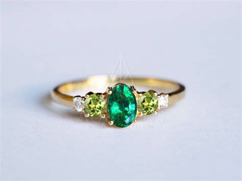 Fotografía de un anillo de compromiso con esmeralda, resaltando su color único