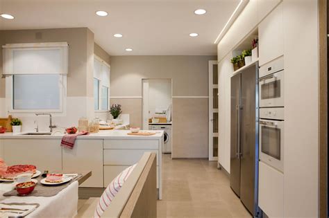 Interior de una casa con iluminación brillante y sin obstáculos