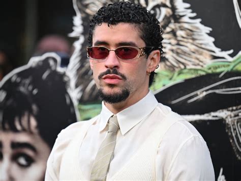 Foto de Bad Bunny vestido como anciano en el evento de Costume Art