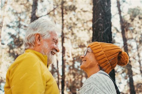 Imagen de corredores mayores sonriendo y disfrutando de una carrera.