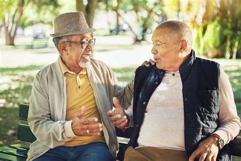 imagen de dos personas mayores conversando animadamente en un parque