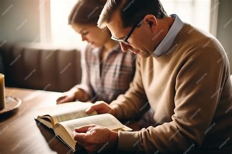 Foto: Adultos mayores leyendo la Biblia juntos, en un entorno de paz y serenidad.