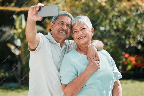 Pareja mayor sonriente y feliz mostrando afecto mutuo