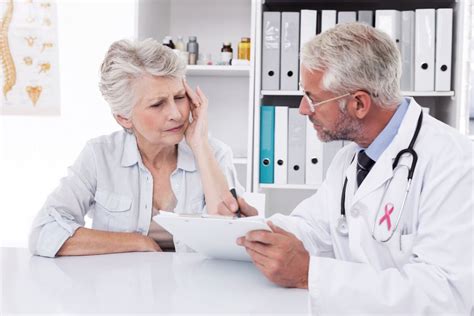 Imagen de un adulto mayor conversando con un médico en una consulta