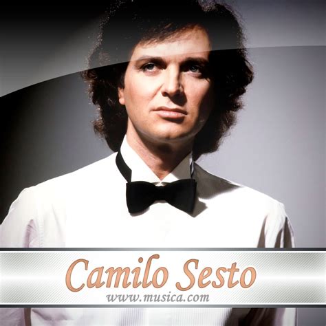 Fotografía de Camilo Sesto interpretando una de sus canciones.