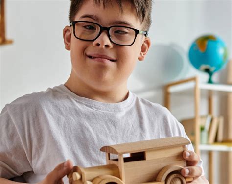 Niño con discapacidad visual tocando un tablero sensorial hecho en casa