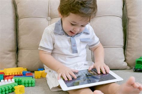 Niño usando una tableta con una aplicación de estimulación visual