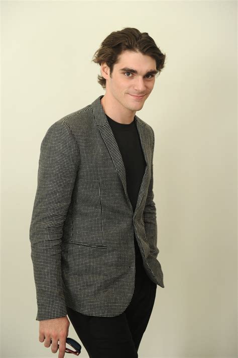 RJ Mitte modelando en pasarela