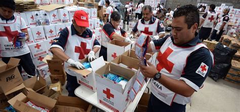 Foto: Brigadistas entregando ayuda humanitaria en zona afectada