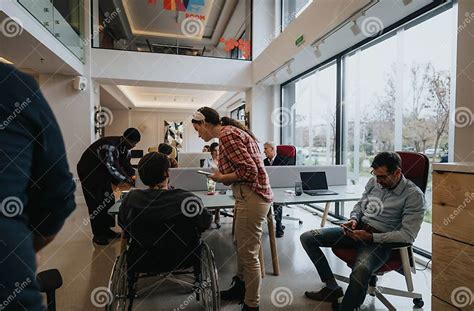 Foto temática de un equipo administrativo colaborando en una oficina moderna