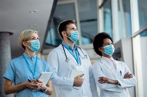 Equipo de profesionales de la salud brindando cuidados paliativos a un paciente y su familia, enfatizando el apoyo integral