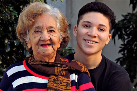 Christopher Chancé junto a su abuela Luisa, foto temática
