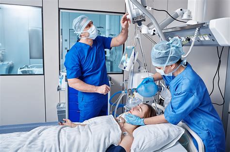 Foto de equipo médico y de enfermería de UCI conversando en un pasillo de la unidad