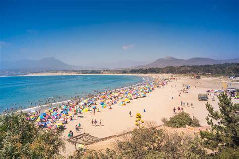 Vista panorámica de la costa de Los Vilos con casas y cabañas cercanas a la playa.