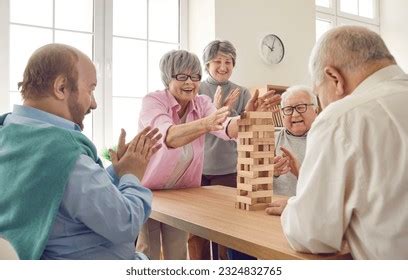 Foto de grupo de adultos mayores interactuando felizmente en una residencia