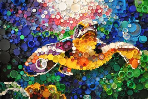 Niños con discapacidad mostrando obras de arte hechas con materiales reciclados