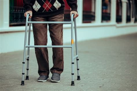 Persona mayor utilizando un andador para caminar de forma segura