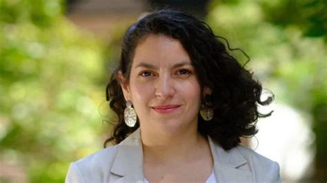 Fotografía de la Ministra Javiera Toro en un acto público, rodeada de personas con y sin discapacidad, haciendo un gesto de unidad.