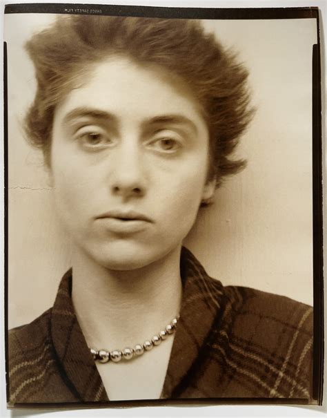 Fotografía en blanco y negro característica de Diane Arbus, mostrando un retrato frontal de personajes en su entorno natural.