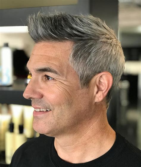 Un hombre mayor con un corte de pelo moderno y bien peinado