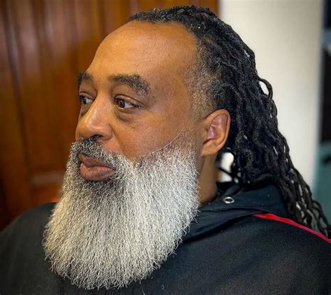 Hombre mayor con pico y barba sal y pimienta