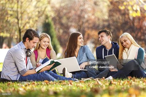 Foto de grupo de estudiantes universitarios con y sin discapacidad interactuando en el campus